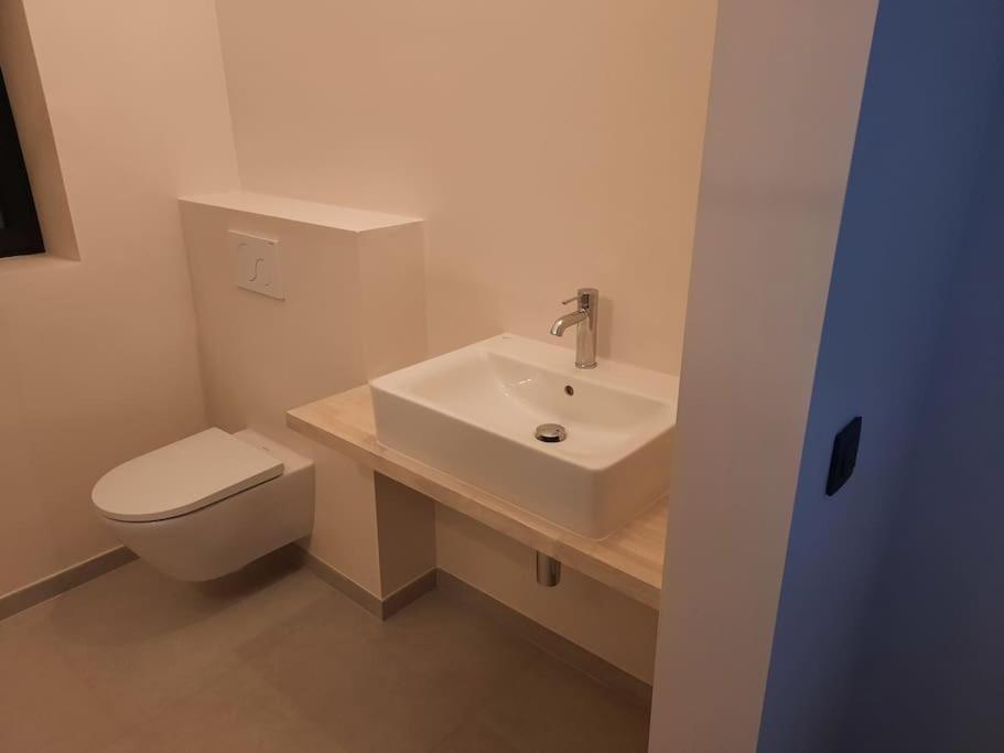Komo Hill Stays - Guestroom Komo Cosy Kruisem المظهر الخارجي الصورة